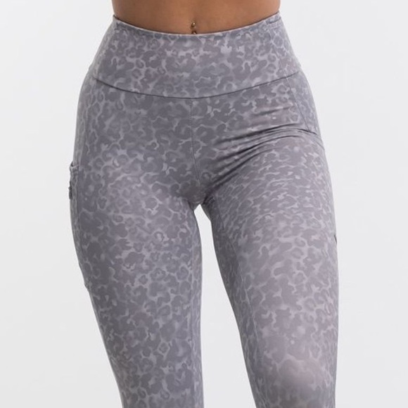 Echt Wild Pocket Leggings - Picture 8 of 15